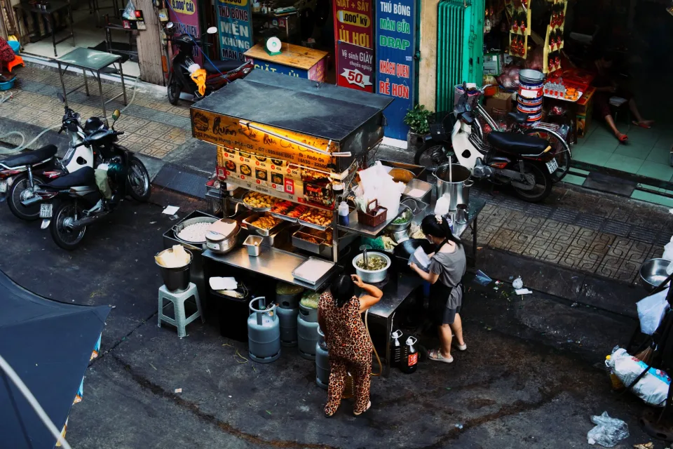 Bàn ăn tại Lương Thị Kim Hoàng